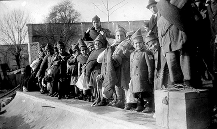 Маленькие сироты на платформе в ожидании корабля, 1922 г